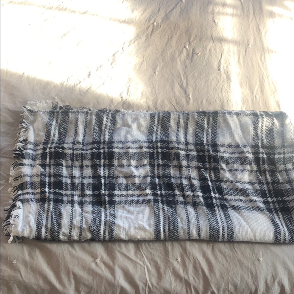 🛍 Black and white blanket scarf